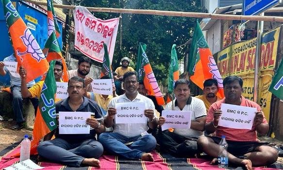 ରାସ୍ତା ଅବ୍ୟବସ୍ଥା ନେଇ ବିକ୍ଷୋଭ