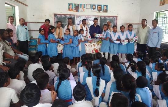 ତାଳସାକର ବିଦ୍ୟାଳୟରେ ପୋଷାକ ବଣ୍ଟନ ମେଳା