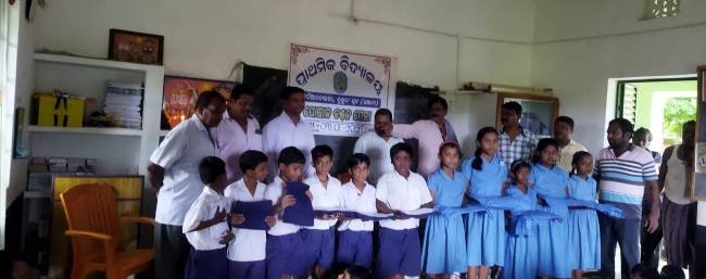 ପ୍ରାଥମିକ ବିଦ୍ୟାଳୟରେ ପୋଷାକ ବଣ୍ଟନ ମେଳା