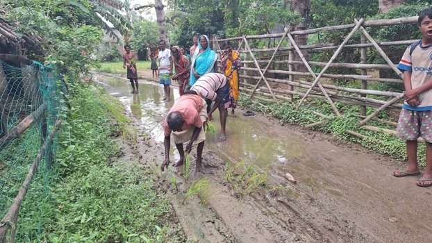 ଷଡଙ୍ଗ ହରିଜନ ସାହି ରାସ୍ତା କାଦୁଅ