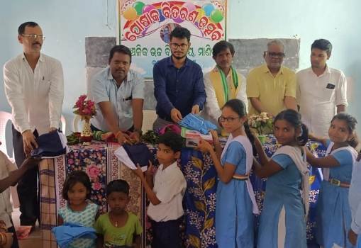 ମାଣିତରା ହାଇ ସ୍କୁଲରେ ପୋଷାକ ବଣ୍ଟନ ମେଳା