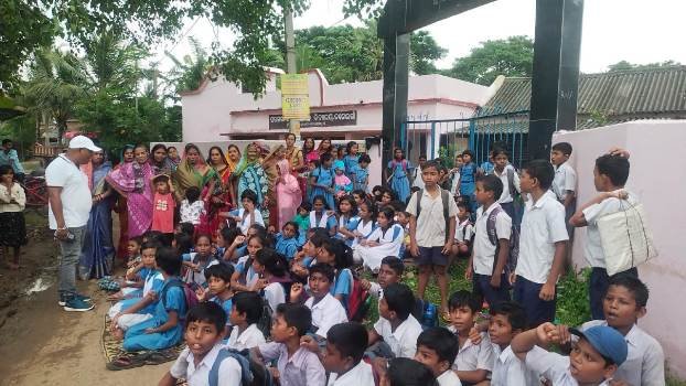 ଶିକ୍ଷକ ଙ୍କ ବଦଳି ପ୍ରତ୍ୟାହାର ଦାବିରେ ଛାତ୍ରଛାତ୍ରୀ ଙ୍କ ଧାରଣା