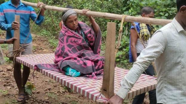 ଖଟିଆରେ ବୁହାହେଲେ ରୋଗୀ