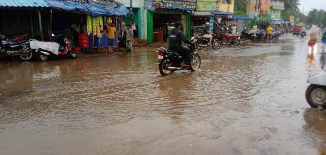 ବର୍ଷାପାଣି ରେ ଚାରିଛକ ବଜାର ଉବୁଟୁବୁ