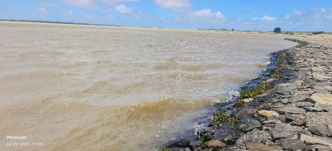 ଦୁର୍ବଳ ନଦୀବନ୍ଧ ପାଇଁ ସମ୍ଭାବ୍ୟ ବନ୍ୟା ଆଶଙ୍କା ରେ ଲୋକେ ଭୟଭୀତ