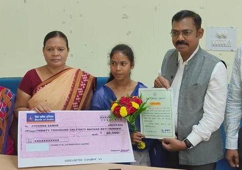 ଜୋସ୍ନା ଶବରଙ୍କୁ ଜିଲ୍ଲା ପ୍ରଶାସନ ତରଫରୁ ସମ୍ବର୍ଦ୍ଧନା ଦିଆଯାଇଛି