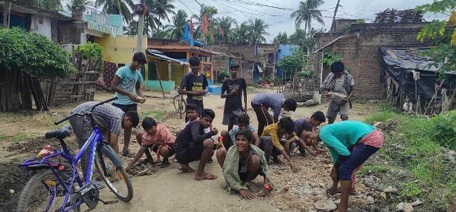 ରାସ୍ତା ମରାମତି କଲେ ଛାତ୍ର ଛାତ୍ରୀ