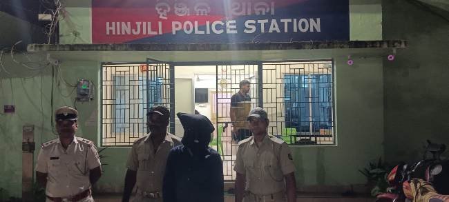 ମୁଖ୍ୟ ଅଭିଯୁକ୍ତ ଗିରଫ, ମୋବାଇଲ୍ ଫୋନ୍ ସମେତ ମହିଳାଙ୍କ ରକ୍ତଭିଜା ପୋଷାକ ଜବତ