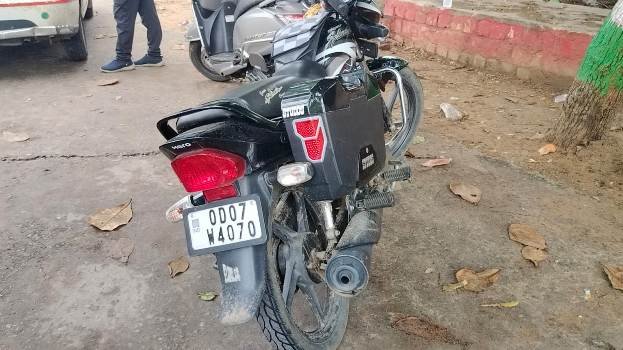 ଗାଡି ଡିକି ଭାଙ୍ଗି ଲକ୍ଷେ ଟଙ୍କା ଲୁଟ