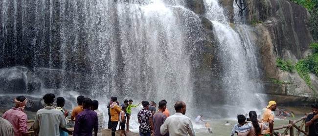 ଗଣ୍ଡାହାତୀ ଜଳପ୍ରପାତ ଅଞ୍ଚଳରେ ମଦ ବାରଣ ସହ ପୋଲିଥିନ ବ୍ୟବହାର ପାଇଁ କଟକଣା