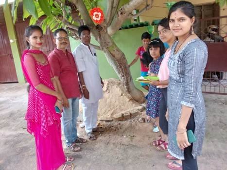 ଗଛରେ ରାଖୀ ବାନ୍ଧିଲେ ବୃକ୍ଷପ୍ରେମୀ