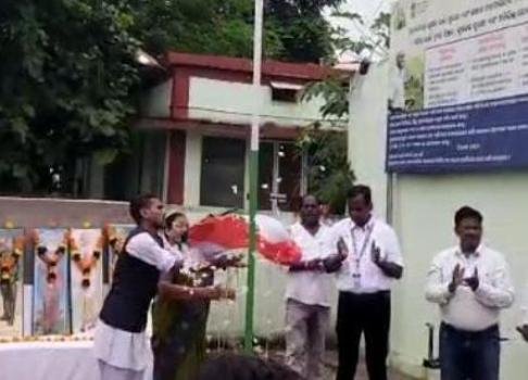 ଜାତୀୟ ପତାକା ତଳକୁ ଖସି ପଡିଲା