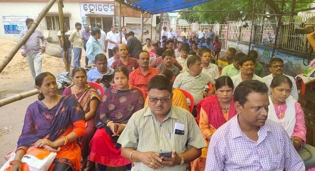 ନିଖିଳ ଉତ୍କଳ ପଞ୍ଚାୟତ ଅଧିକାରୀ ସଂଘ ପକ୍ଷରୁ ଜିଲ୍ଲାପାଳଙ୍କ ସମ୍ମୁଖରେ ଧାରଣା