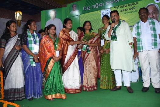 ପୂର୍ବତନ ସ୍ଵତନ୍ତ୍ର ସଚିବ ନିରୁପମା ମଲ୍ଲିକ ବିଜେଡ଼ି ରେ ଯୋଗଦେଲେ