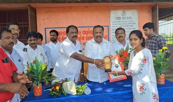 ମାଟ୍ରିକ ଟପର ଛାତ୍ରଛାତ୍ରୀ ଙ୍କୁ ସମ୍ବର୍ଦ୍ଧନା