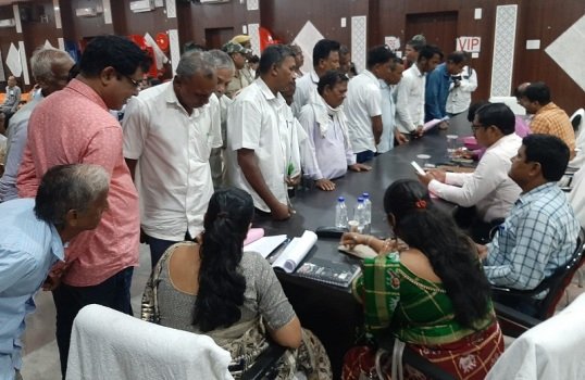 ୩ବର୍ଷ ଧରି ମନରେଗା ପ୍ରକଳ୍ପ ଅର୍ଥ ପାଉନଥିବା ବଗଡା ଗ୍ରାମବାସୀଙ୍କ ଅନଶନ ଚେତାବନୀ