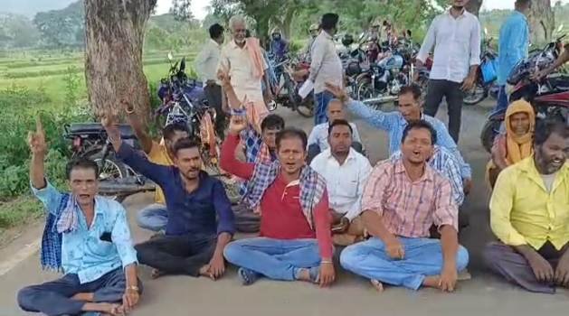 ରାସ୍ତା ନିର୍ମାଣ କାର୍ଯ୍ୟ ବିଳମ୍ବ ନେଇ ରାସ୍ତା ଅବରୋଧ କଲେ ଗ୍ରାମବାସୀ