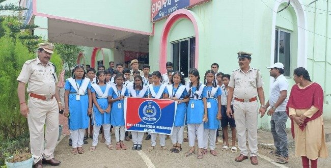 ଛାତ୍ରଛାତ୍ରୀମାନେ ବୁଲି ଦେଖିଲେ ଗାରବନ୍ଧ ଥାନା