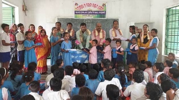 ଡାକରାବାଡି ବିଦ୍ୟାଳୟରେ ପୋଷାକ ବଣ୍ଟନ ମେଳା