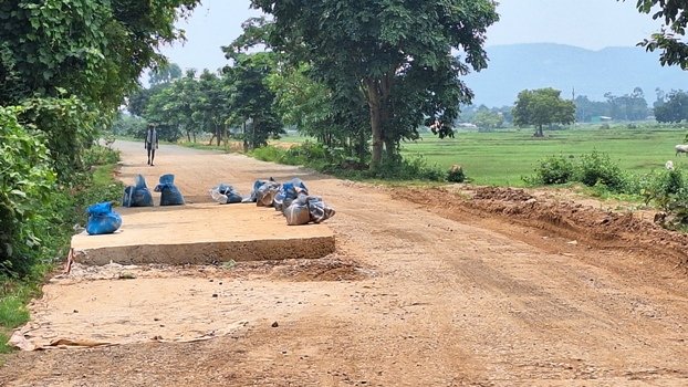 ଠିକାଦାରଙ୍କ ମନମାନି, ଅଧାପନ୍ତରିଆ ରାସ୍ତାକୁ ନେଇ ବଢ଼ୁଛି ଦୁର୍ଘଟଣା