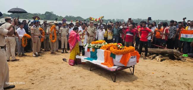 ସହିଦଙ୍କ ପାଇଁ ଝୁରୁଛି ଗାଁ ମାଟି