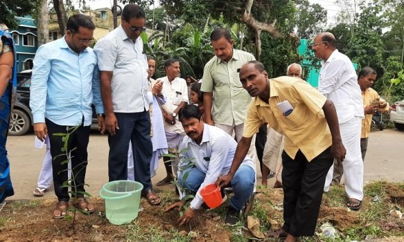 ଗରାପୁର ଭି. ଆଇ.ପି. ରେଡରେ ସମାଜସେବୀଙ୍କ ପକ୍ଷରୁ ବୃକ୍ଷରୋପଣ କାର୍ଯ୍ୟକ୍ରମ