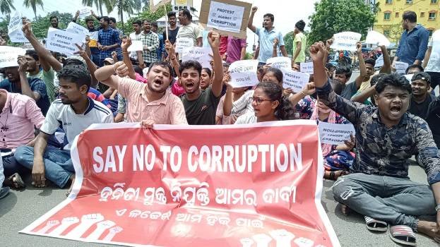 ଦୁର୍ନୀତି ମୁକ୍ତ ନିଯୁକ୍ତି ଦାବିକରି ବିଭିନ୍ନ ଶିକ୍ଷାନୁଷ୍ଠାନ ଛାତ୍ରଛାତ୍ରୀଙ୍କ ପକ୍ଷରୁ ଷ୍ଟେସନଛକ ଠାରେ ରାସ୍ତା ଅବରୋଧ