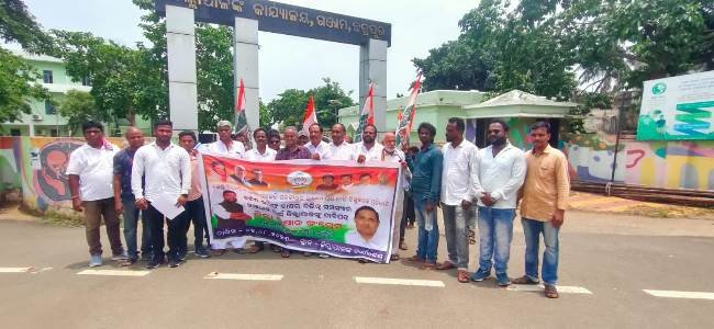 ଚାଷୀଙ୍କ ବିଭିନ୍ନ ସମସ୍ୟା ଗୁଡିକୁ ସମାଧାନ ନିମନ୍ତେ ଜିଲ୍ଲା କିଷାନ୍ କଂଗ୍ରେସ୍ ପକ୍ଷରୁ ବିକ୍ଷୋଭ