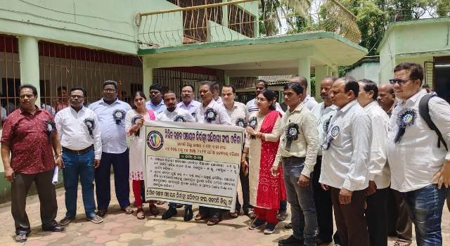 ପିଇଓ ସଂଘର କଳାବ୍ୟାଚ ପରିଧାନ