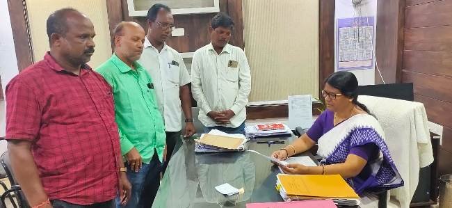 ଘୋଡାହାଡ଼ ରୁ ପାଣି ଛାଡିବା ପାଇଁ ଜିଲ୍ଲାପାଳଙ୍କ ଉଦ୍ଦେଶ୍ୟ ରେ ଦାବିପତ୍ର ପ୍ରଦାନ