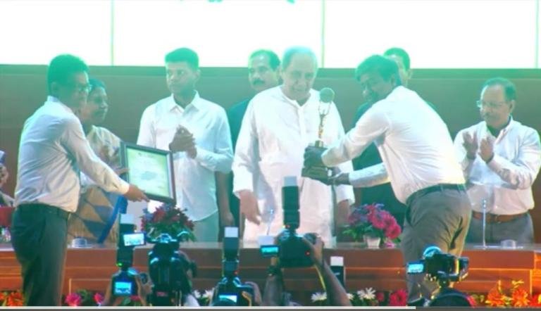 ମୁଖ୍ୟମନ୍ତ୍ରୀଙ୍କ ଦ୍ୱାରା ‘ଭୂମି ସମ୍ମାନ’ ଜାତୀୟ ପୁରସ୍କାରପ୍ରାପ୍ତ ଗଞ୍ଜାମ ଜିଲ୍ଲାକୁ ରାଜ୍ୟସ୍ତରରେ ସମ୍ମାନିତ