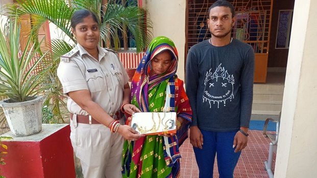 ହତ୍ୟା କରି ପୋତିଥିବା ସୁନା ଅଳଙ୍କାର ଜବତ ପରେ ପରିବାର କୁ ହସ୍ତାନ୍ତର କଲା ପୋଲିସ