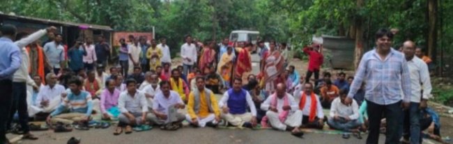 ପୋଲିସ ଗାଡିରେ ଗଞ୍ଜେଇ ଚାଲାଣ ଅଭିଯୋଗ, ଉତ୍ୟକ୍ତ ଲୋକେ ଥାନା ରେ ନିଆଁ ଲଗାଇଦେଲେ