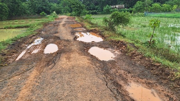 ତହସିଲ ରାସ୍ତାରେ ଆଣ୍ଠୁଏ ଆଣ୍ଠୁଏ ଗାଡ