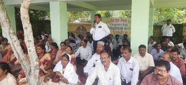 କେନ୍ଦ୍ରାପଡା ଜିଲ୍ଲା ଶିକ୍ଷା ଅଧିକାରୀଙ୍କ କାର୍ଯ୍ୟଳୟ ସମ୍ମୁଖରେ ଜିଲ୍ଲା ଓଷ୍ଟାର ଧାରଣା