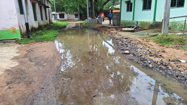 ଶାଳଣିଆଁ ମେଡିକାଲ ପରିସର ଆବର୍ଜନା ପାଣି ଜମୁଛି