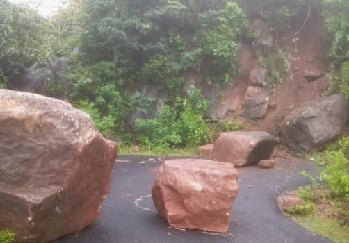 ପାହାଡ଼ ଧସି ରାସ୍ତା ଅବରୋଧ ଯାତାୟାତ ଠପ