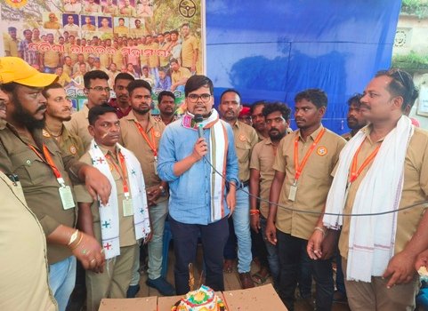 କେକ କାଟି ଡ୍ରାଇଭର ଦିବସ ପାଳନ