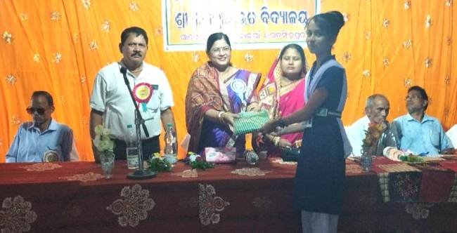 ଗାରୋଇ ହାଇସ୍କୁଲରେ ପୋଷାକ ବିତରଣ ଉତ୍ସବ