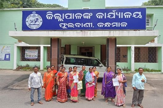 କନ୍ଧମାଳ ଜୀବିକା ସୁରକ୍ଷା ମଞ୍ଚ ପକ୍ଷରୁ ଦାବିପତ୍ର ପ୍ରଦାନ