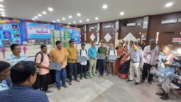 ଦୃଷ୍ଟିବାଧିତ ଛାତ୍ରଛାତ୍ରୀଙ୍କୁ ମାଗଣା ଲାପଟପ ବଣ୍ଟନ