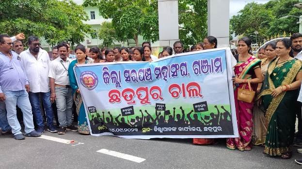 ସରପଞ୍ଚ ମହାସଂଘ ପକ୍ଷରୁ ୧୫ ଦଫା ଦାବି ନେଇ ଜିଲ୍ଲାପାଳଙ୍କୁ ଦାବିପତ୍ର ପ୍ରଦାନ