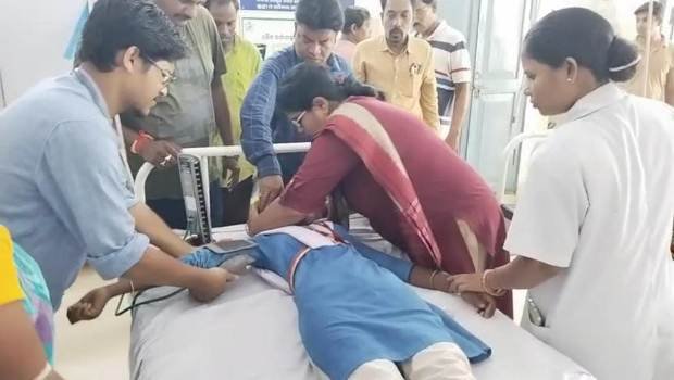 ସଜ୍ଞାହିନ ଛାତ୍ରିକୁ ମେଡିକାଲ ନେଇ ମାନବିକତା ଦେଖାଇଲେ କବିସୂର୍ଯ୍ୟନଗର ବିଧାୟିକା