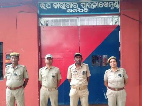 ପାରଳାଖେମୁଣ୍ଡି ଉପ କାରାଗାରର କର୍ମଚାରୀଙ୍କ କଳା ବ୍ୟାଜ ପରିଧାନ