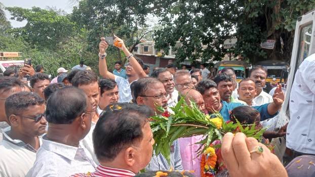 ପୂର୍ବତନ ଵାଚଷ୍ପତି ସ୍ବର୍ଗତ ସୂର୍ଯ୍ୟନାରାୟଣ ପାତ୍ରଙ୍କ ମର ଶରୀର ରେ ପୁଷ୍ପ ମାଲ୍ୟା ଅର୍ପଣ କରି ଶ୍ରଦ୍ଧାଞ୍ଜଳି ଜଣାଇଲେ ବିଧାୟକ