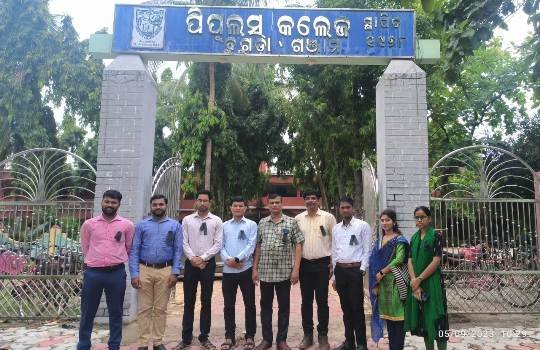 ଗୁରୁ ଦିବସରେ କଳା ବ୍ୟାଚ ପିନ୍ଧିଲେ ଅଧ୍ୟାପକ ଓ ଅଧ୍ୟାପିକା ବୃନ୍ଦ