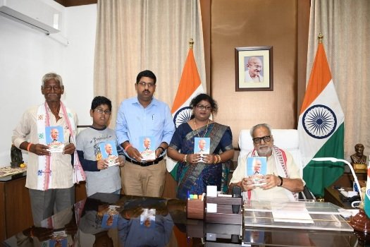 ରାଜ୍ୟପାଳଙ୍କ କରକମଲରେ ଉନ୍ମୋଚିତ ହେଲା ‘ମାଟିର ମହାନାୟକ’