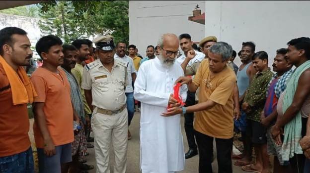 ଜିଲ୍ଲା କାରାଗାରରେ ସାଂସଦ ପାଳନ କଲେ ରକ୍ଷାବନ୍ଧନ ଉତ୍ସବ