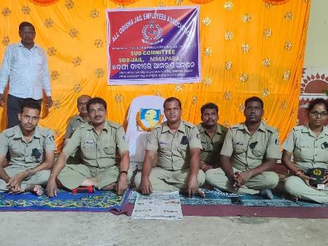 ପାଞ୍ଚ ଦଫା ଦାବି ପୂରଣ ଦାବି ରେ କାରା କର୍ମଚାରୀ ଙ୍କ ପକ୍ଷରୁ ଆନ୍ଦୋଳନ