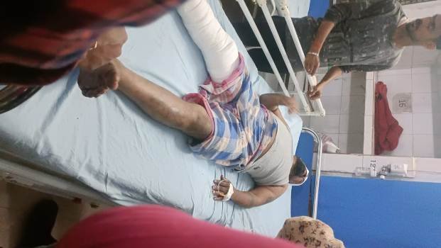 ବକେୟା ଟଙ୍କା ମାଗିବାରୁ ଟେଣ୍ଟ ମାଲିକଙ୍କୁ ସଂଘବଧ ଭାବେ ଆକ୍ରମଣ